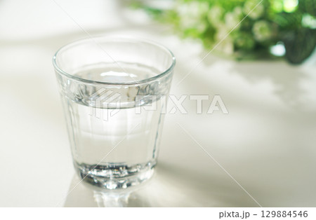 グラスに入ったミネラルウォーター 129884546