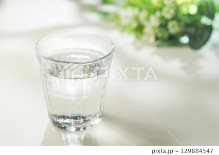 グラスに入ったミネラルウォーター 129884547