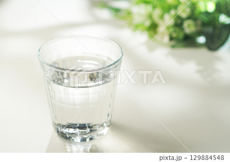 グラスに入ったミネラルウォーター グラスに入ったミネラルウォーター 129884548