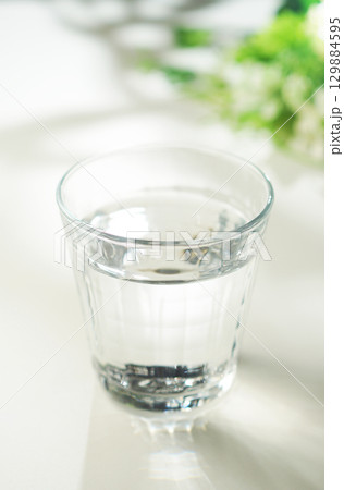 グラスに入ったミネラルウォーター 129884595