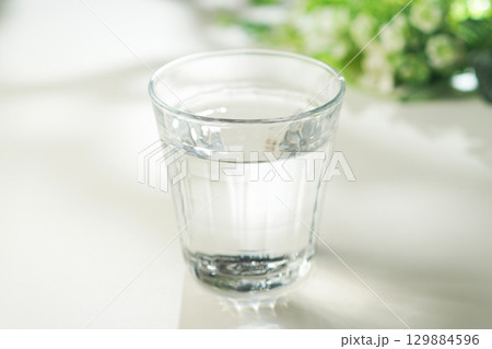グラスに入ったミネラルウォーター グラスに入ったミネラルウォーター 129884596