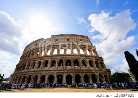 古代ローマの象徴 コロッセオの外観 129884629