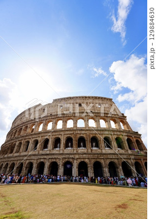 古代ローマの象徴 コロッセオの外観 129884630