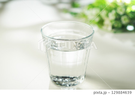 グラスに入ったミネラルウォーター 129884639