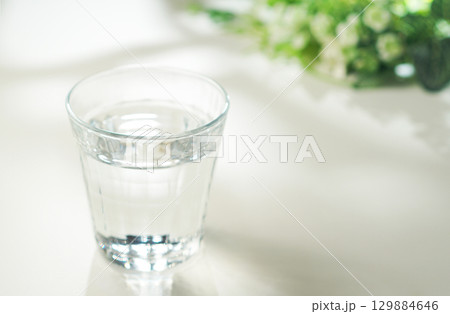 グラスに入ったミネラルウォーター 129884646