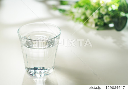 グラスに入ったミネラルウォーター グラスに入ったミネラルウォーター 129884647