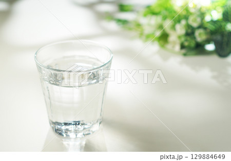 グラスに入ったミネラルウォーター グラスに入ったミネラルウォーター 129884649