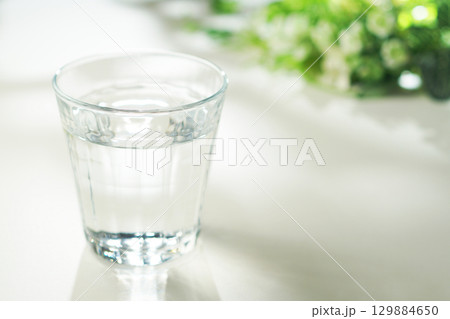 グラスに入ったミネラルウォーター 129884650