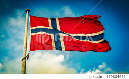 破けて朽ちた古いノルウェーの国旗。 129884681