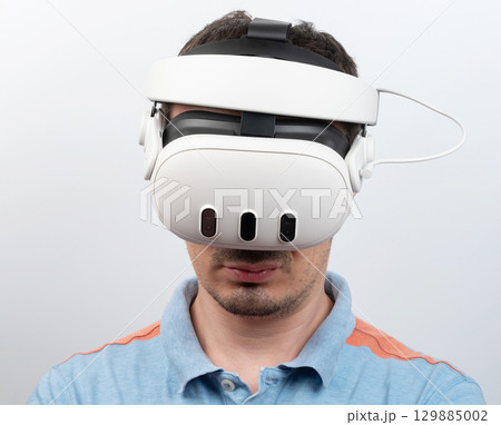 Portrait of man in Vr headset 129885002