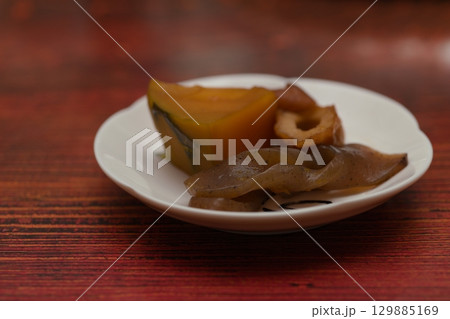 かぼちゃとこんにゃくの煮物 129885169
