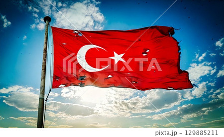 破けて朽ちた古いトルコの国旗。 破けて朽ちた古いトルコの国旗。 129885211