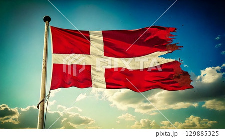 破けて朽ちた古いデンマークの国旗。 破けて朽ちた古いデンマークの国旗。 129885325