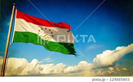 破けて朽ちた古いタジキスタンの国旗。 129885603