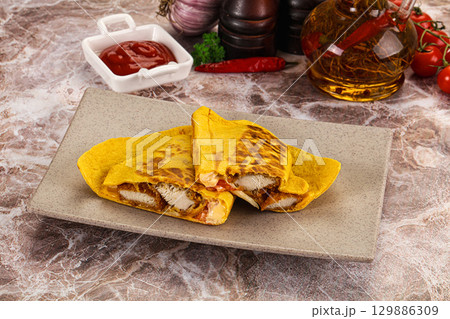 Spicy quesadillas with chicken fillet 129886309