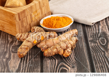 Fresh aroma tumeric roots heap 129886408