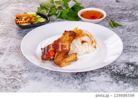 Spicy roasted chicken wing with rice 129886506