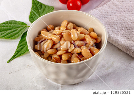 Canned white kidney beans in the bowl Canned white kidney beans in the bowl 129886521