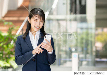 スマホを操作する若いビジネスウーマン 129886688