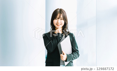 パソコンを持つ女性・ビジネスウーマン 129887172