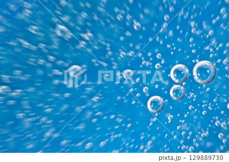 Water. Movement of air bubbles blue beautiful abstract underwater background 129889730
