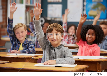 group of elementary students raising hands in...のイラスト素材 [129889920] - PIXTA