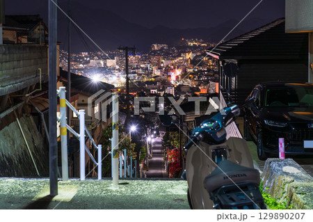 《長崎県》坂の街長崎市の夜景・どこまでも続く坂道 129890207