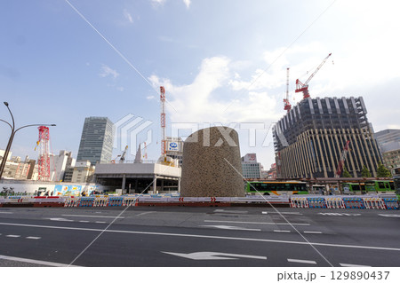 再開発による大工事中の新宿駅西口 129890437