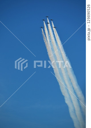 青空を進むブルーインパルス　宮城 129890526