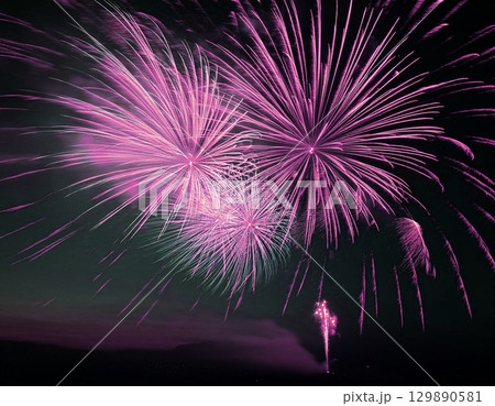 夜空に舞う花火。AI生成画像。 129890581