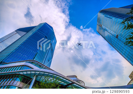 日本の東京都市景観 航空機通過…猛烈な暑さ、発達した雲が高輪ゲートウェイシティ上空に…=8月21日 日本の東京都市景観 航空機通過…猛烈な暑さ、発達した雲が高輪ゲートウェイシティ上空に…=8月21日 129890593