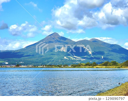 晴れの日の磐梯山と穏やかな猪苗代湖 晴れの日の磐梯山と穏やかな猪苗代湖 129890797
