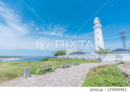 犬吠埼灯台と青空の絶景風景 129890961