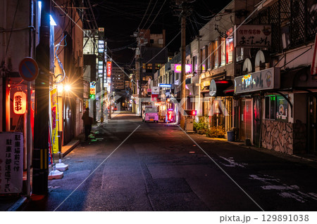 《長崎県》佐世保の飲み屋街・夜の歓楽街 《長崎県》佐世保の飲み屋街・夜の歓楽街 129891038