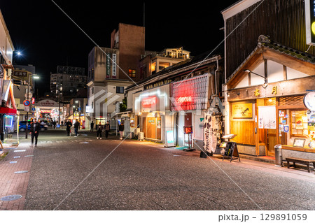 《長崎県》佐世保の飲み屋街・夜の歓楽街 《長崎県》佐世保の飲み屋街・夜の歓楽街 129891059