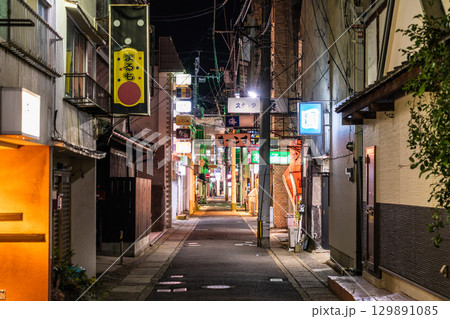《長崎県》佐世保の飲み屋街・夜の歓楽街 《長崎県》佐世保の飲み屋街・夜の歓楽街 129891085