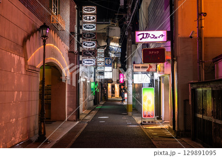 《長崎県》佐世保の飲み屋街・夜の歓楽街 《長崎県》佐世保の飲み屋街・夜の歓楽街 129891095