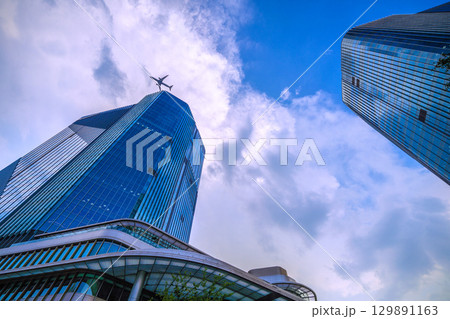 日本の東京都市景観 航空機通過…猛烈な暑さ、発達した雲が高輪ゲートウェイシティ上空に…＝8月21日 129891163