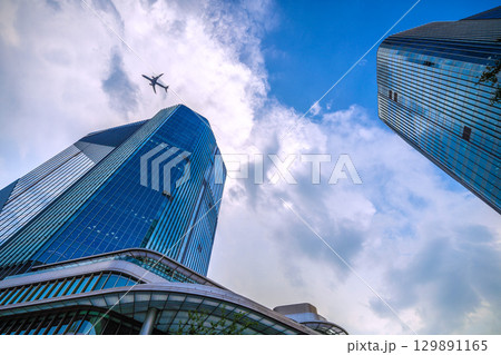 日本の東京都市景観 航空機通過…猛烈な暑さ、発達した雲が高輪ゲートウェイシティ上空に…＝8月21日 129891165