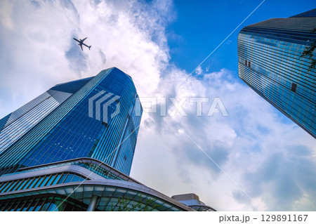 日本の東京都市景観 航空機通過…猛烈な暑さ、発達した雲が高輪ゲートウェイシティ上空に…＝8月21日 129891167