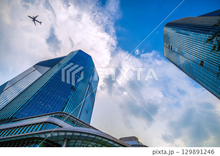 日本の東京都市景観 航空機通過…猛烈な暑さ、発達した雲が高輪ゲートウェイシティ上空に…=8月21日 日本の東京都市景観 航空機通過…猛烈な暑さ、発達した雲が高輪ゲートウェイシティ上空に…=8月21日 129891246
