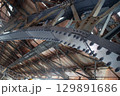 電車の高架下 129891686