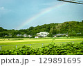 田園地帯に架かる虹 129891695