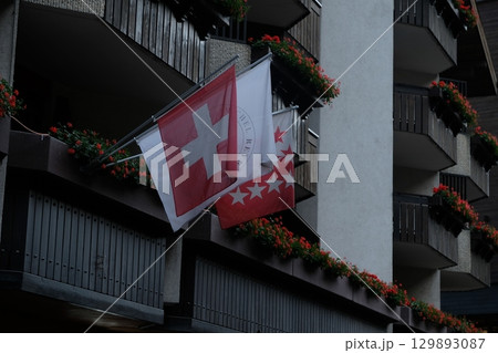 建物に飾られたスイス国旗 建物に飾られたスイス国旗 129893087