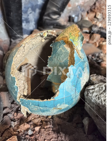Old globe fragment reveals forgotten history beneath layers of dust Old globe fragment reveals forgotten history beneath layers of dust 129893315