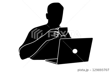 コーヒーを飲みながらノートパソコンで作業する男性のシルエット 129893707