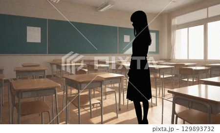 教室にいる女学生のシルエット 教室にいる女学生のシルエット 129893732