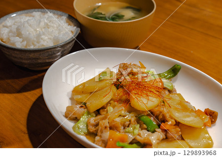 ご飯と味噌汁、豚肉と野菜炒めが並ぶ晩御飯セット 129893968