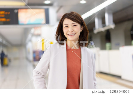 ホームでスマホを使う女性 ホームでスマホを使う女性 129894005
