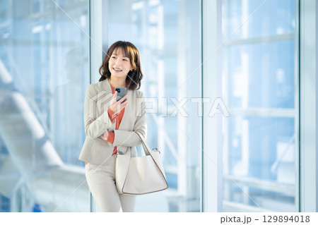 スマートフォンを使うビジネス女性 129894018